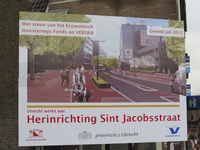 872104 Afbeelding van het bord 'Herinrichting Sint Jacobsstraat' op de St. Jacobsstraat bij de Nieuwekade in Wijk C te ...